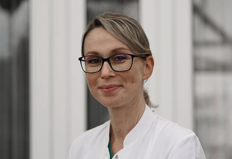 Dr. med.  Anita Schváb