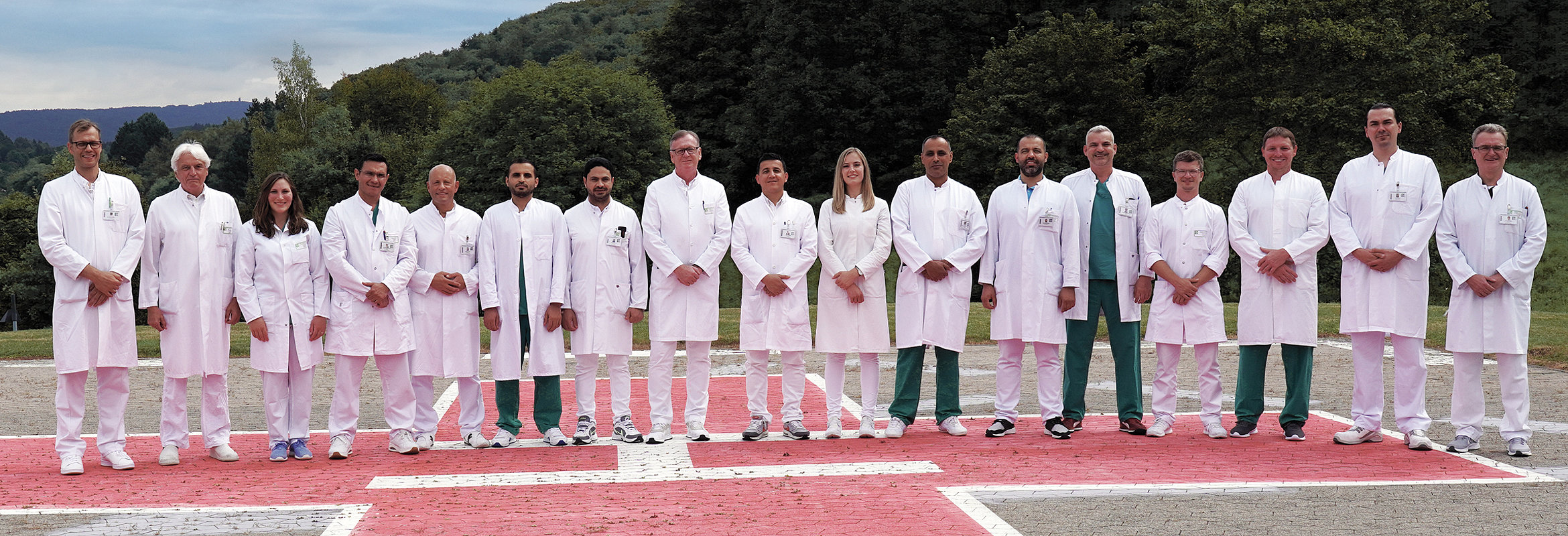 Das Team der Klinik für Orthopädie in Kusel auf dem Hubschrauberlandeplatz