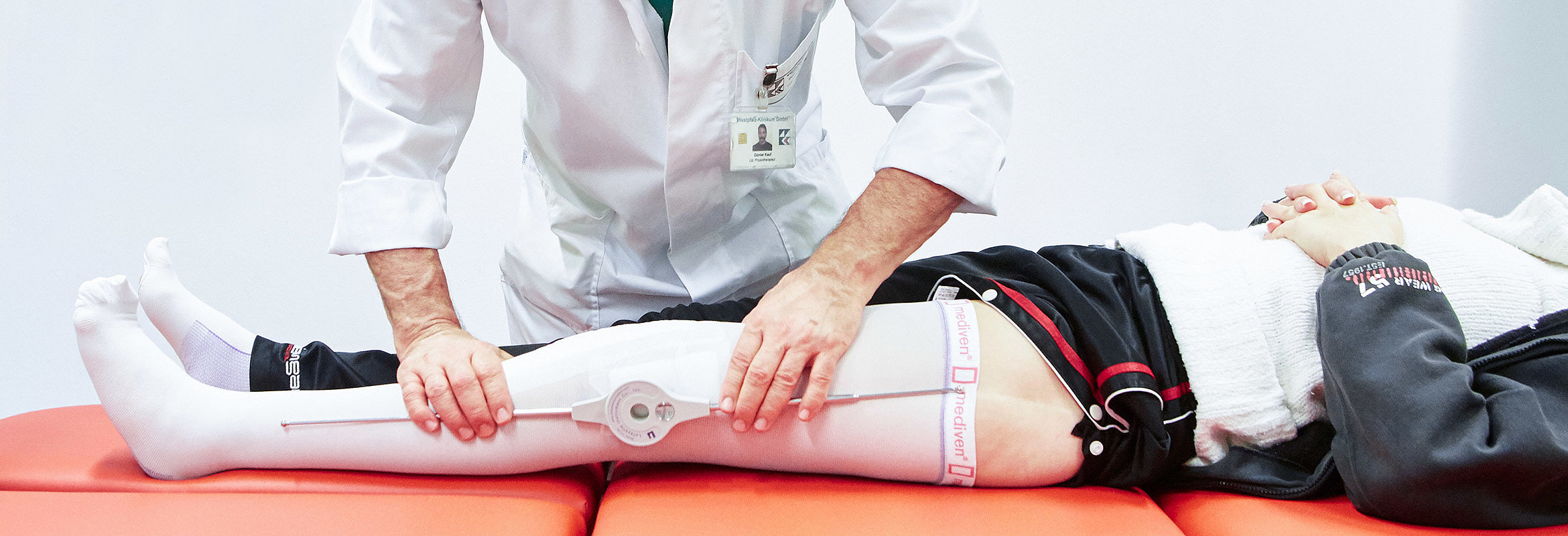 Anpassung einer Beinschiene in der Physiotherapie in Kusel